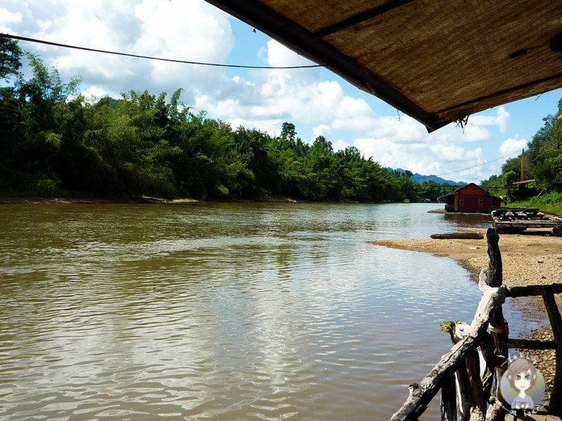 Mittagessen auf dem Fluss in Thailand