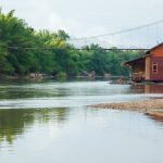 Ein kleines Haus am Fluss in Thailand