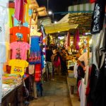 Kunterbunte Stände auf dem Nachtmarkt in Chiang Mai, Thailand