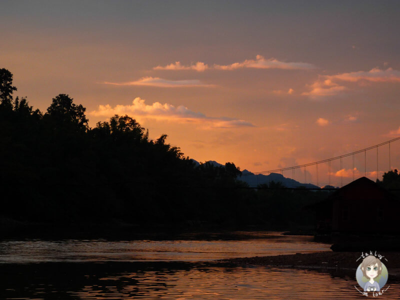 Ein wunderschöner Sonnenuntergang am Fluss in Thailand