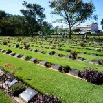 Die Gräber auf dem War Cemetery Kanchanaburi, Thailand