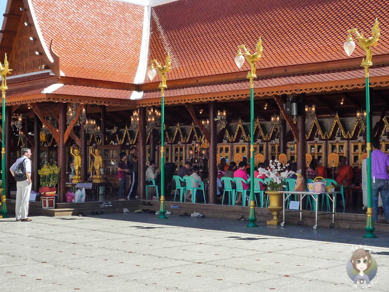 Wat Intharawihan, Bangkok, Thailand