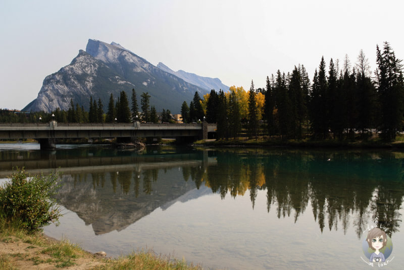 Ein Spaziergang entlang des Bow River, Banff, Kanada