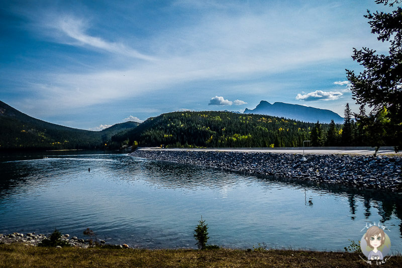 Der Damm am Lake Minnewanka, Banff, Kanada