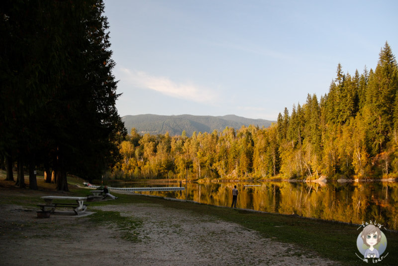 Der Williamson Lake in Revelstoke im Herbst, BC, Kanada