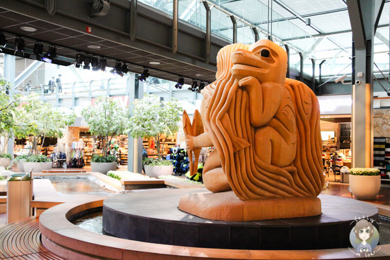 Schnitzerei im Airport von Vancouver