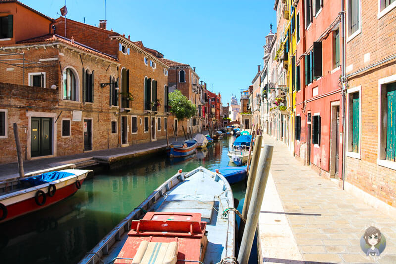 Boote in einem Kanal auf unserem Tagesausflug Venedig