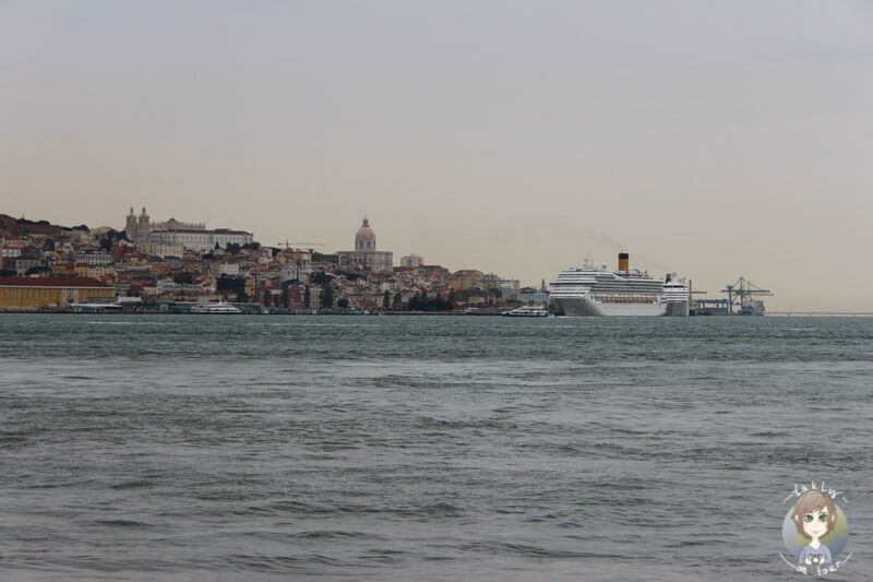Ein toller Blick auf Lissabon und das Kreuzfahrtschiff von Cacilhas