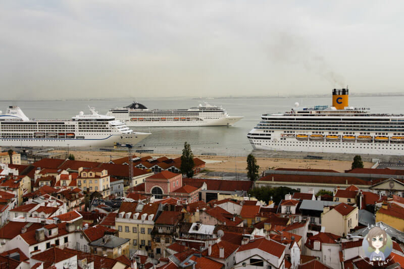 Blick auf die Kreuzfahrtschiffe im Hafen von Lissabon