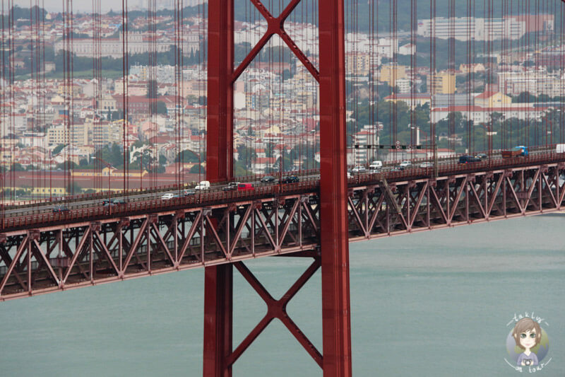 Blick auf die bekannte Brücke von Lissabon, die Ponte 25 de Abril