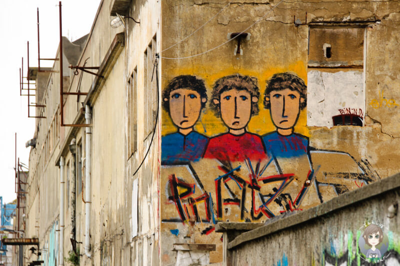 Bunte Wandmalerei in Almada