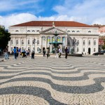 Blick von unten als Fotoidee auf dem schönen Plaça Rossio in Lissabon
