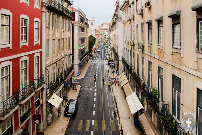 Ein Blick auf eine Gasse in Baixa in Lissabon