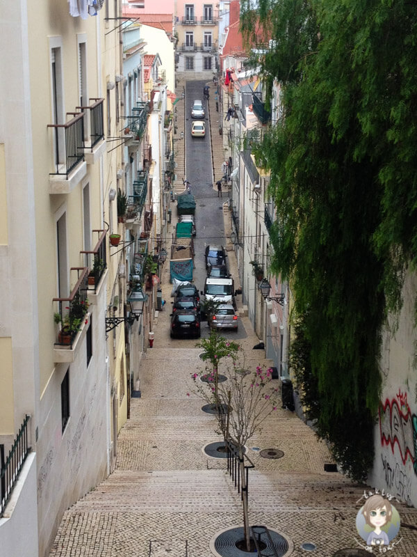 Interessantes Ein- und Ausparken in den Gassen von Lissabon