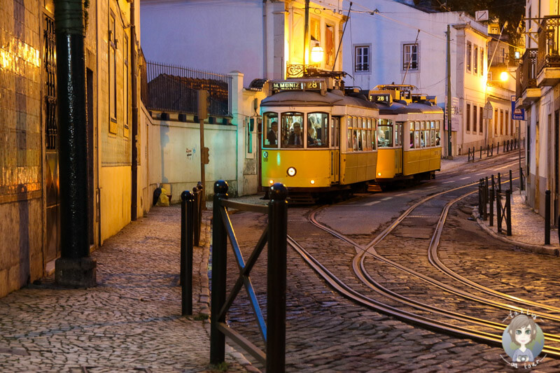 Die Tram 28 am Abend in Lissabon