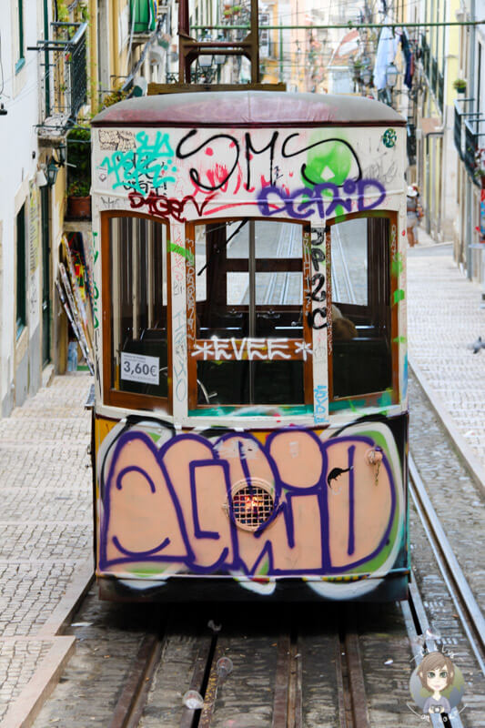 Der kunterbunt besprühte Elevator da Bica in Lissabon