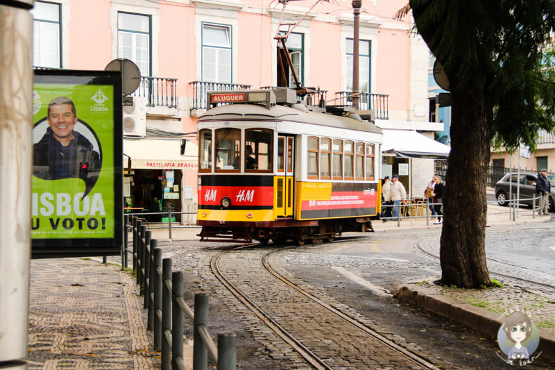 Eine Straßenbahn am Cais do Sodré in Lissabon