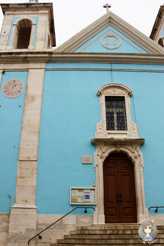 Inmitten von Almada steht eine blaue Kirche