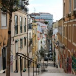 Gassen führen von der Oberstadt in die Unterstadt von Lissabon