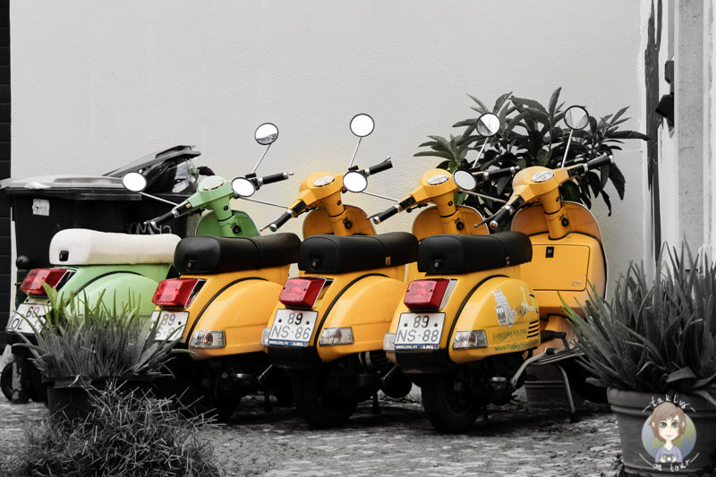 Gelbe Motorroller in Lissabon
