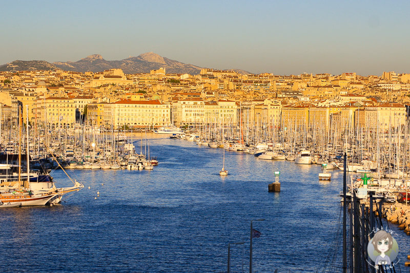 Blick auf den Hafen von Marseille bei Sonnenuntergang, ein Reisebericht von Marseille