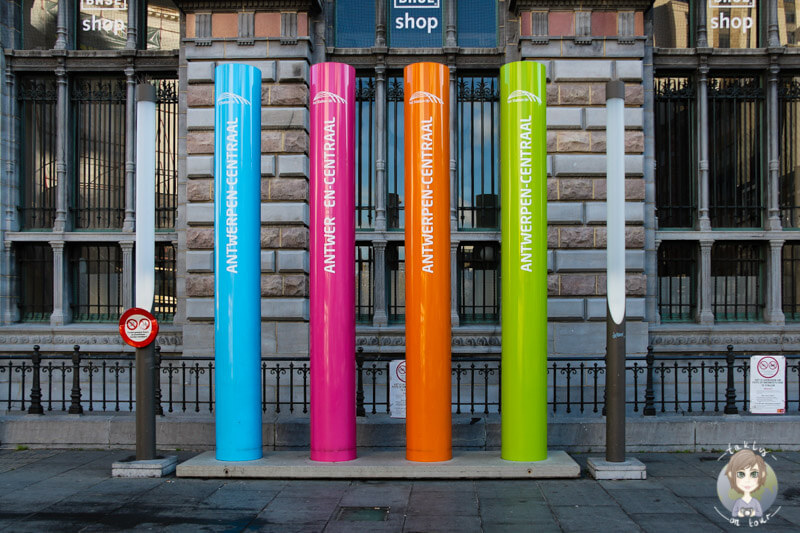 Bunte Säulen vor dem Hauptbahnhof Antwerpen
