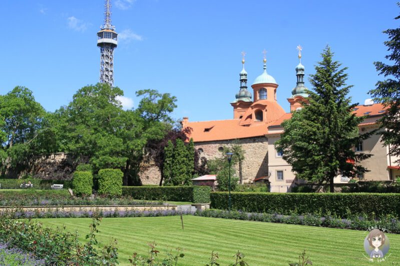 Blick auf den Aussichtsturm auf dem Laurenziberg Petrin in Prag