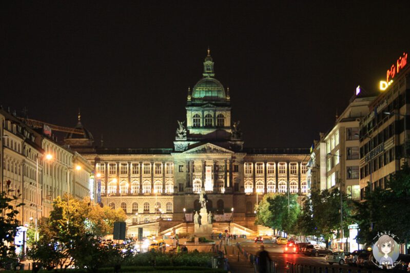 Das Nationalmuseum am Wenzelsplatz in Prag bei Nacht