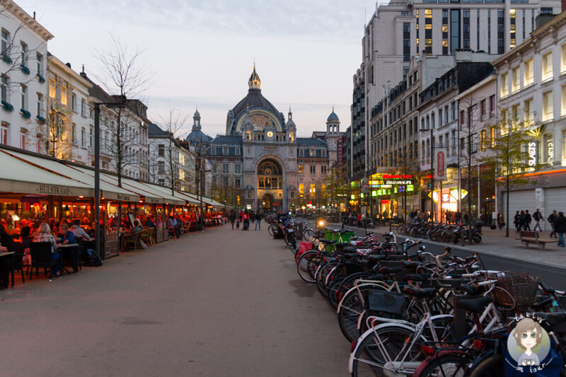 Restaurants und Bars vor dem Hauptbahnhof Antwerpen