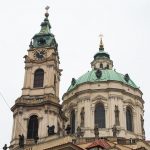 Blick auf die gruene Kuppel der St-Nikolaus-Kirche in Prag