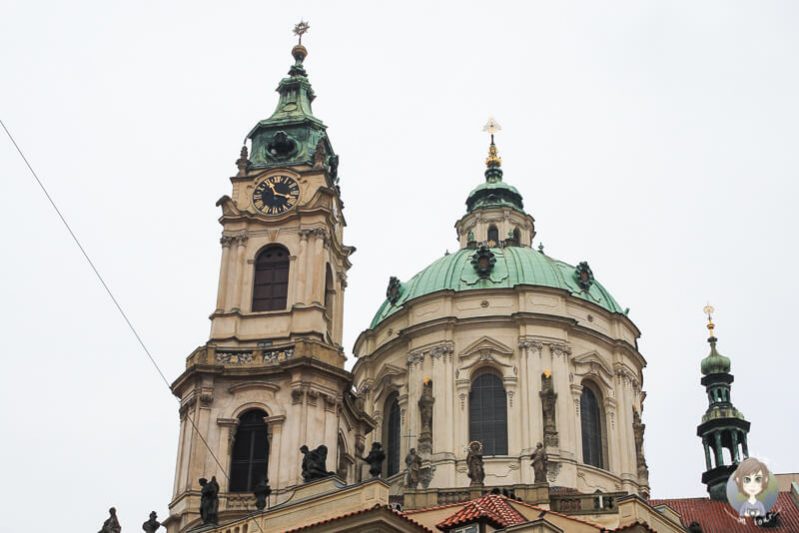 Blick auf die gruene Kuppel der St-Nikolaus-Kirche in Prag