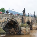 Hochwasser in Prag Blick auf die Karlsbruecke