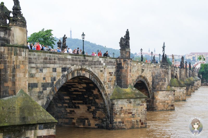 Hochwasser in Prag Blick auf die Karlsbruecke