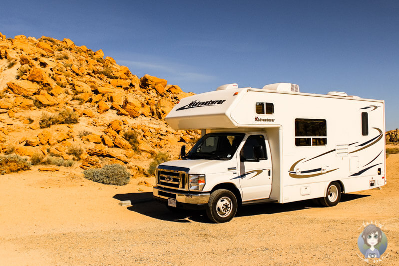 Ein Camper auf einem Campingplatz in Amerika Gruende sowie Vorteile und Nachteile fuer eine Reise mit dem Wohnmobil