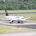 Eine Lufthansa Maschine ist gerade gelandet Flugzeuge beobachten in KoelnBonn am Flughafen
