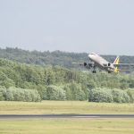 Abflug eines Flugzeugs von der Besucherterrasse am Flughafen Koeln Bonn beobachten Flugzeuge beobachten leicht gemacht