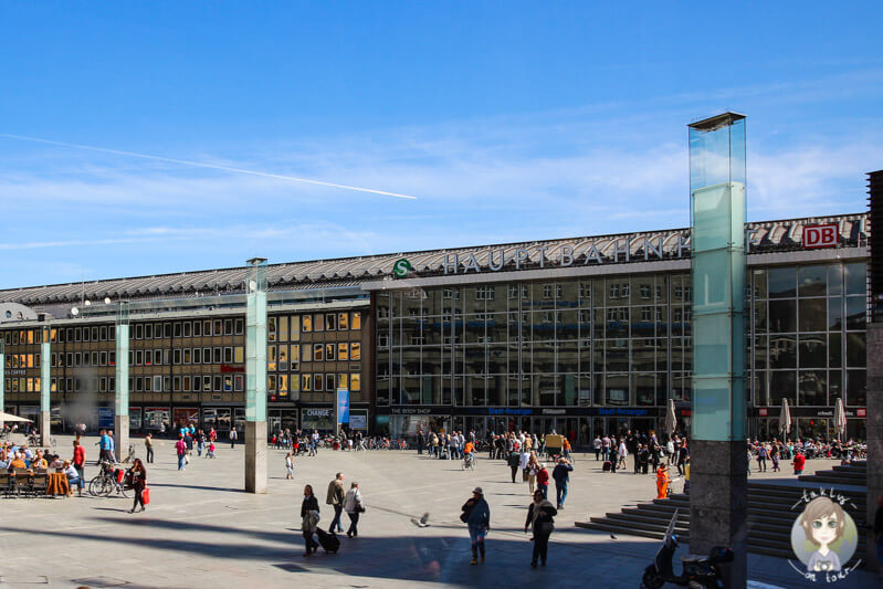 Der Vorplatz vom Hauptbahnhof auf Stadtrundfahrt in Koeln