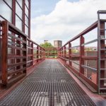 lange, oberirdische Gangway an der Zeche Zollverein in Essen