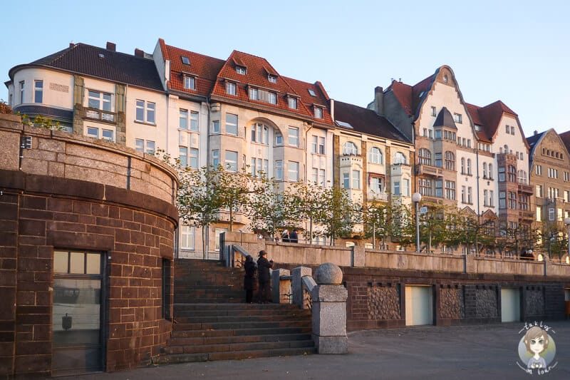 Blick auf die Altbauhäuser am Rhein in Duesseldorf