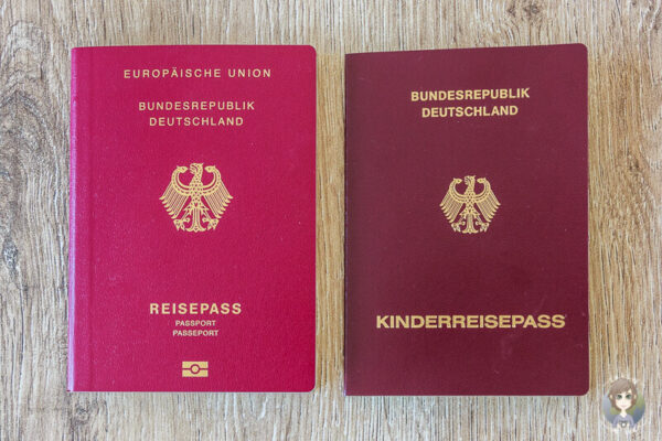 Links Reisepass fuer Erwachsene und rechts Kinderreisepass