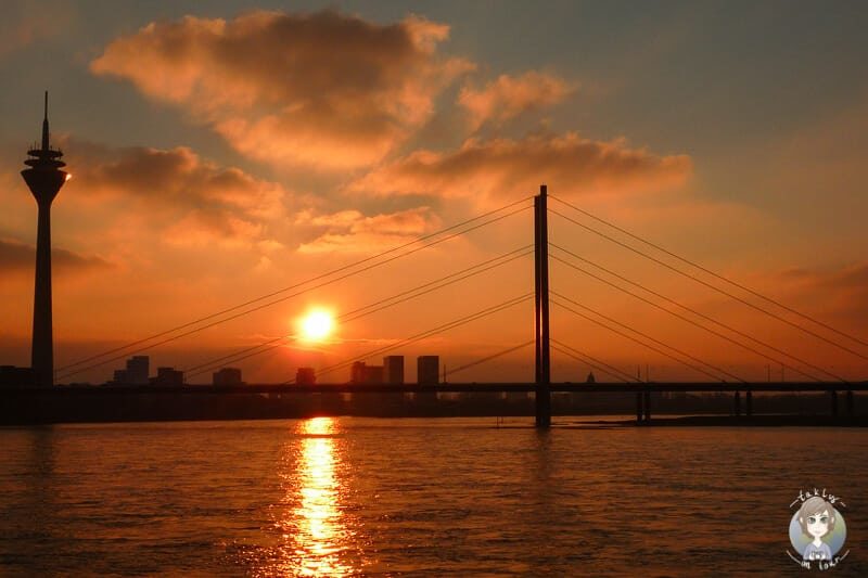 Blick auf den Sonnenuntergang vom Rheinufer Duesseldorf