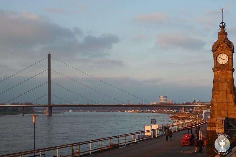 Blick über das Rheinufer Düsseldorf am Abend