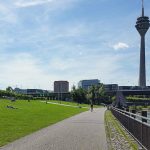 Der Fernsehturm am Rheinufer Duesseldorf