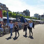 Flaniermeile mit Bars und Restaurants am Rheinufer in Duesseldorf