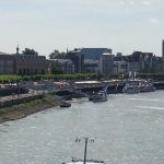 Weiter Blick ueber den Rhein und das Rheinufer Duesseldorf
