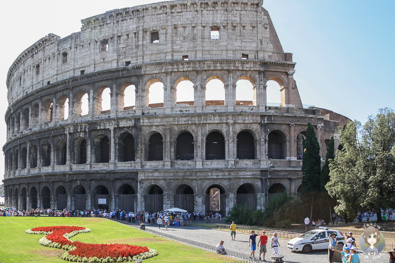 Ein Blick auf die Aussenmauern des Kolosseum in Rom