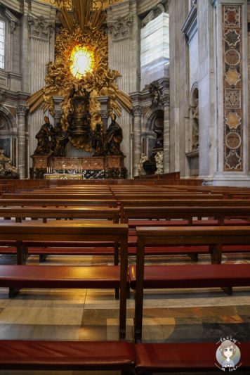 Eine Bankreihe und ein kleiner Altar im Petersdom Rom