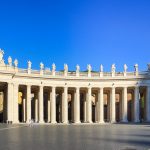 Die Sauelen auf dem Petersplatz im Abendlicht der Besuch ist einer unserer Rom Tipps