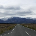 schneebedeckte Berge in der Ferne - auf dem Weg nach Tekapo