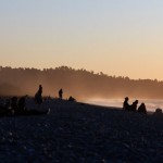 Leute am Gillespies beach beim Sonnenuntergang